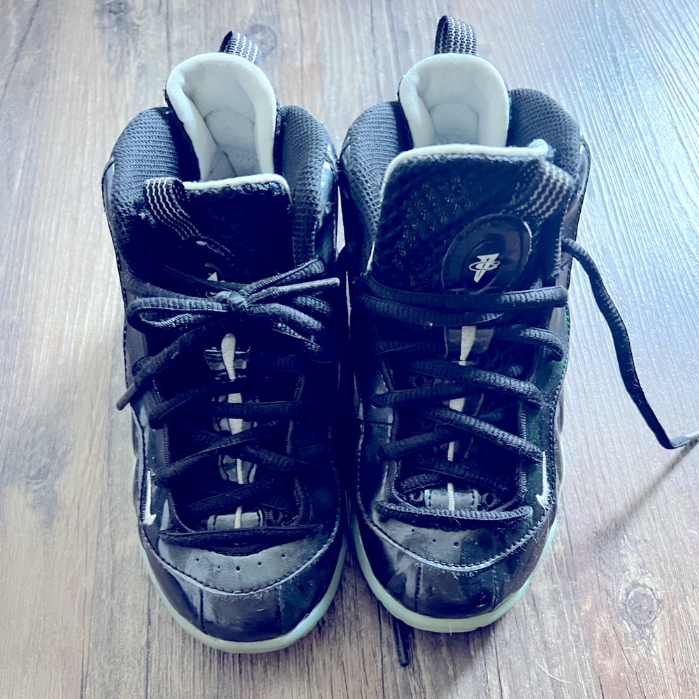 Nike Foamposite Super cool kids shoe!